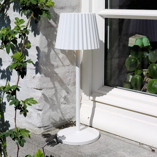 Lucide JUSTINE - Lampe de table Rechargeable Intérieur/Extérieur - Batterie/Piles - LED Dim. - 1x2W 2700K - IP54 - Avec station de charge sans fil - Blanc - ambiance 1